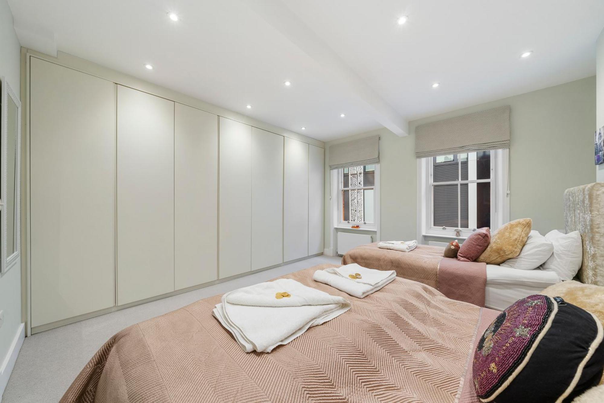 Chic 2 Bed Maisonette In Mayfair 32A Лондон Екстериор снимка